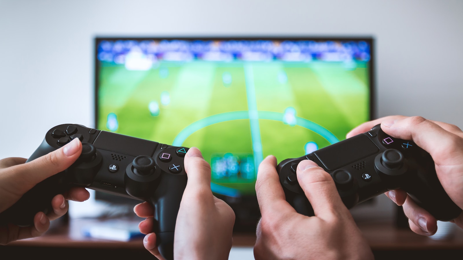 Hai người đang chơi game bằng tay cầm