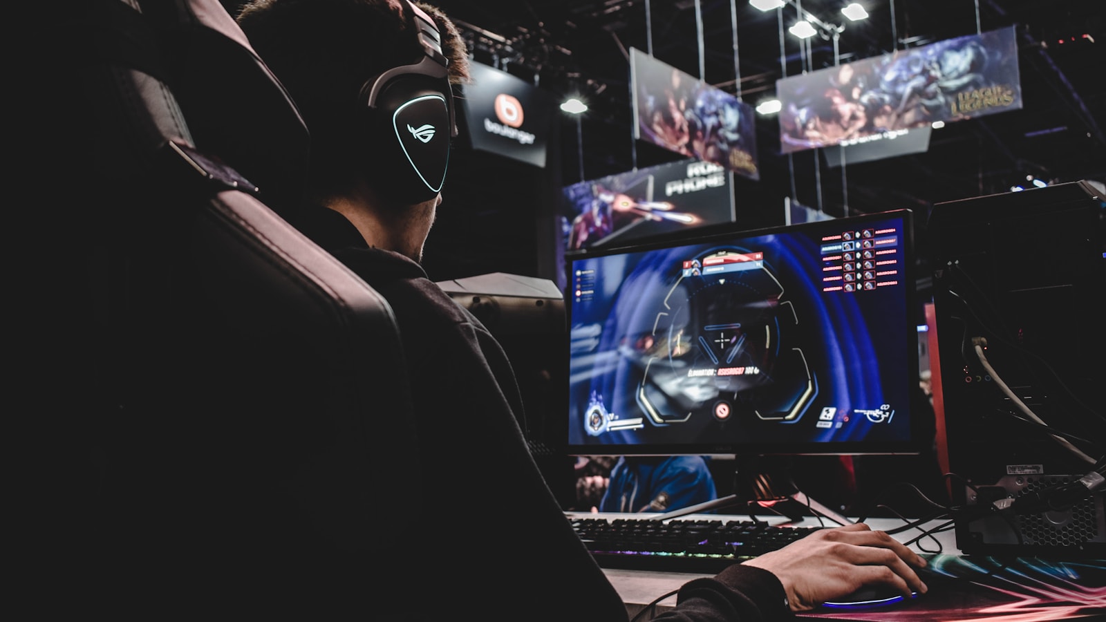 Người chơi trải nghiệm game trên máy tính